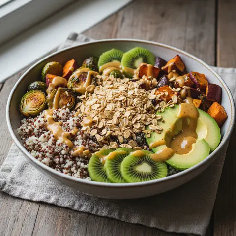 Buddha Bowl Fusion mit Quinoa, Kiwis, Avocado und Senf-Honig-Dressing