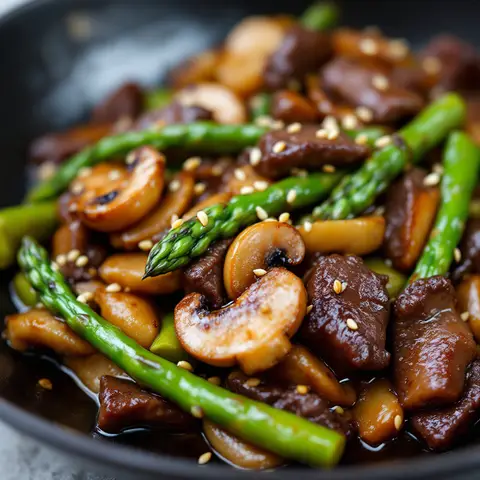 Bavette de bœuf sauté aux asperges et champignons, sauce soja-gingembre