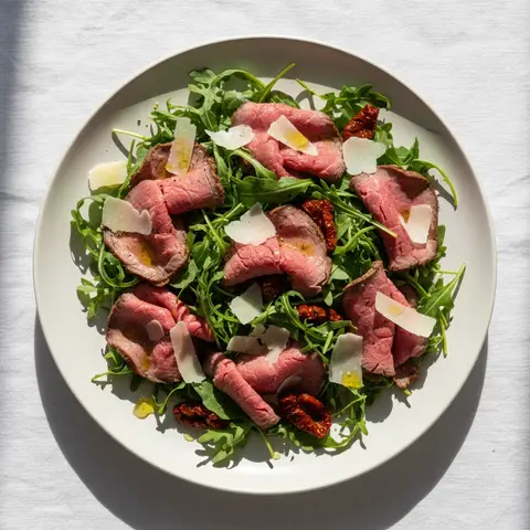 Italienischer Salat mit Roastbeef, Rucola und Parmesan