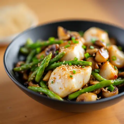 Wok de lotte aux asperges et champignons shiitake, sauce soja-sésame
